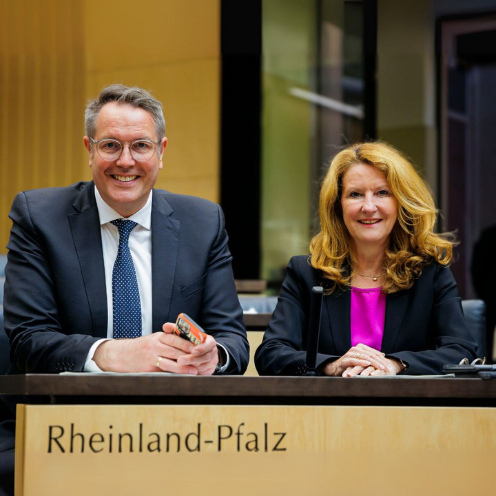 Ministerpräsident Alexander Schweitzer und Staatssekretärin Heike Raab im Bundesrat