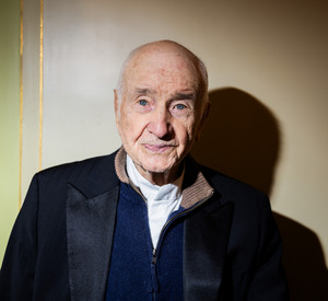 Armin Mueller-Stahl, Schauspieler und Künstler, sitzt während der Pause der Gala «Ein Lied geht um die Welt» im Konzerthaus. Im Rahmen der Gala wird der Schauspieler und Musiker Armin Mueller-Stahl für sein künstlerisches Lebenswerk mit dem Prinz von Preußen Preis 2024 ausgezeichnet. +++ dpa-Bildfunk +++