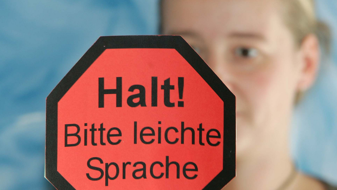 Hinweisschild auf Leichte Sprache; Foto: dpa
