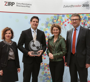 Heike Arend, Geschäftsführerin ZIRP; Marco Hevert, Geschäftsführer Hevert-Arzneimittel GmbH & Co. KG; Wirtschaftsministerin Eveline Lemke; Ulrich Dexheimer, Sprecher des Vorstands der Investitions- und Strukturbank Rheinland-Pfalz (ISB); Bild: ZIRP