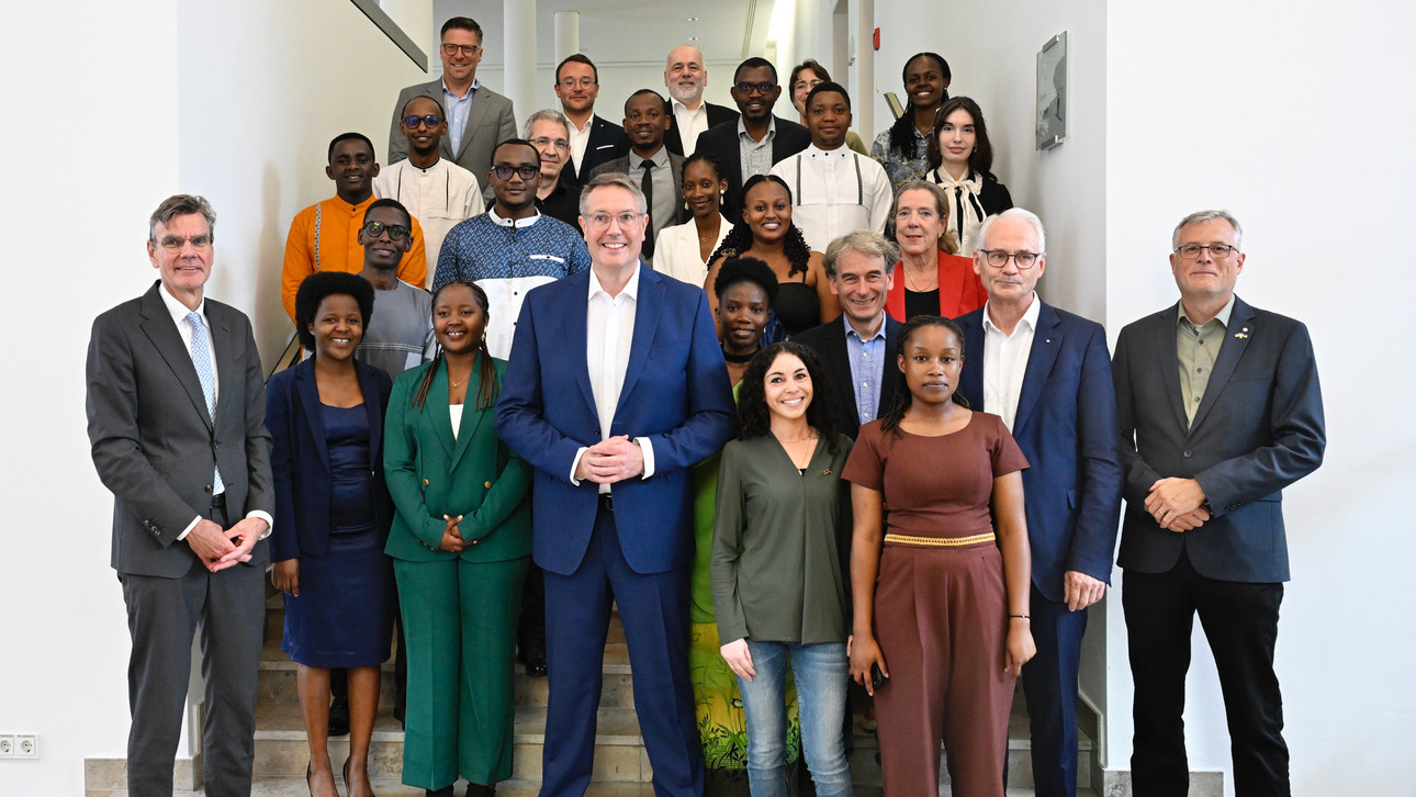 Auf dem Bild ist der Ministerpräsident mit den BioMex-Praktikanten zu sehen.