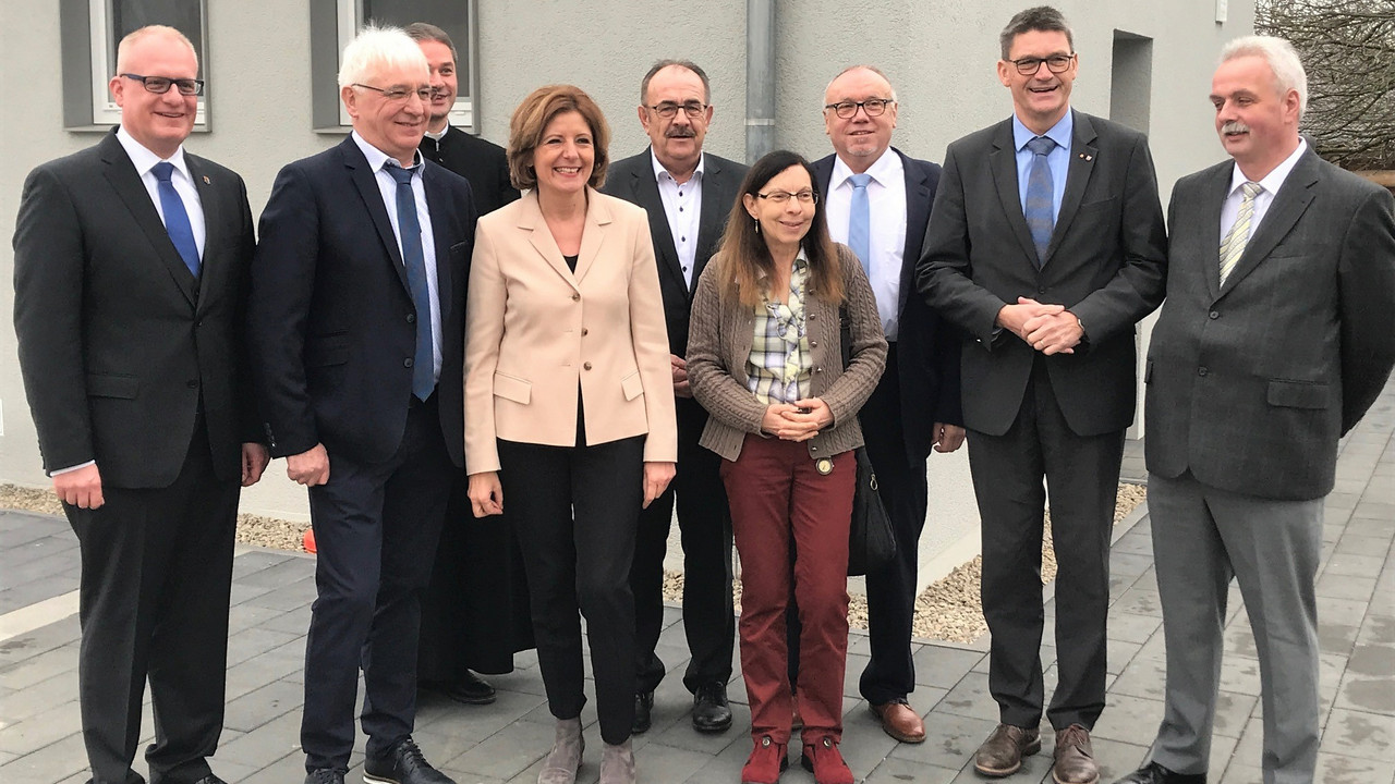 Ministerpräsidentin Malu Dreyer bei der Wiedereröffnung des renovierten Bürger- und Feuerwehrhauses in ittel