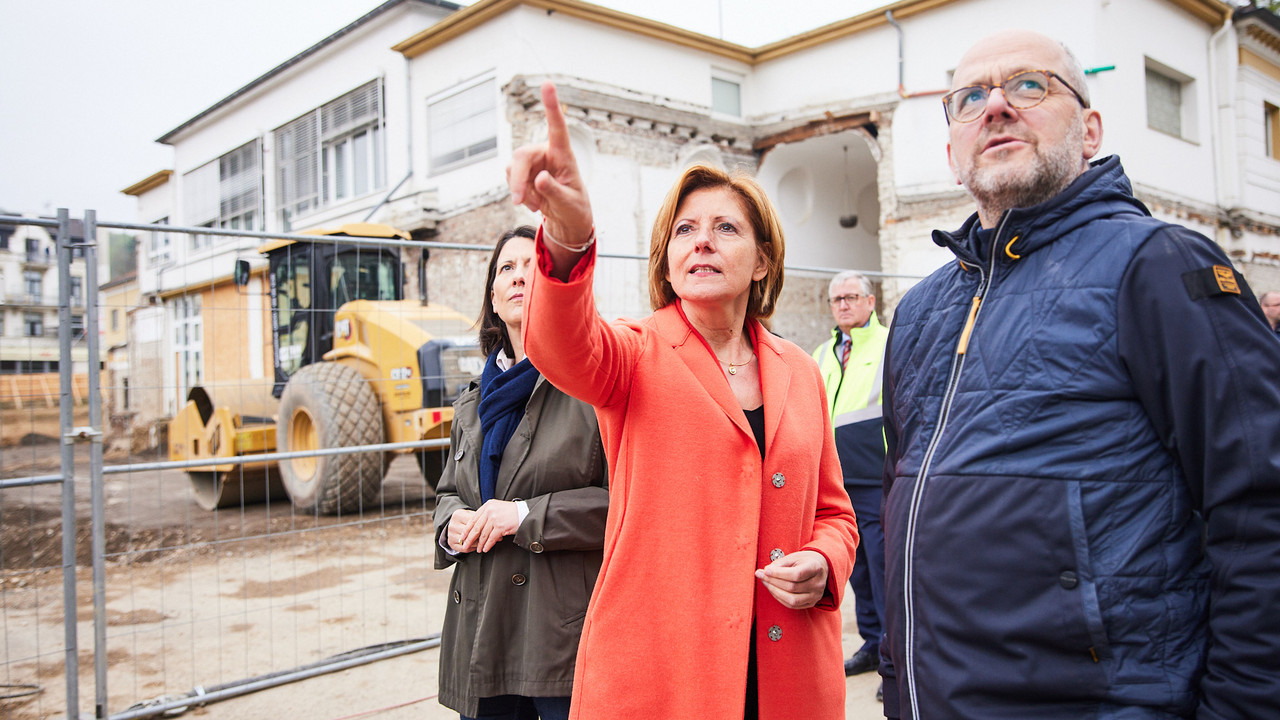 Ministerpräsidentin Malu Dreyer bei einem Besuch im Ahrtal.