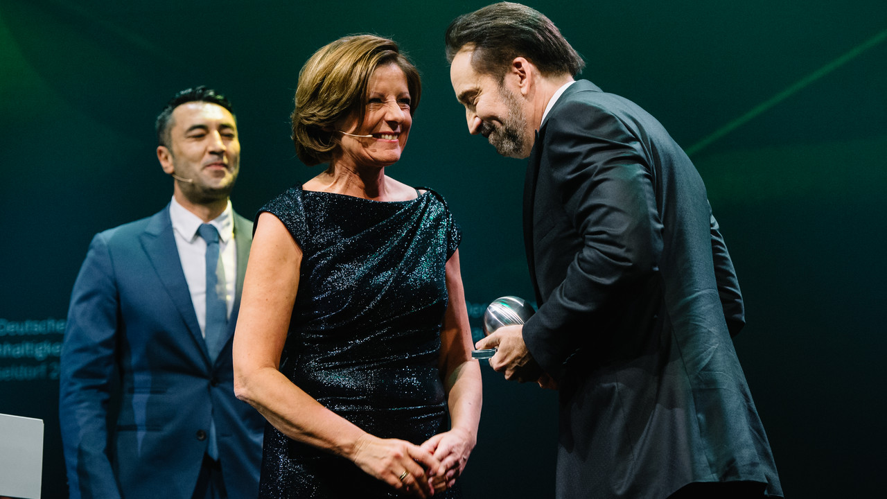 Bundesratspräsidentin Malu Dreyer überreicht Auszeichnung an Nicolas Cage.