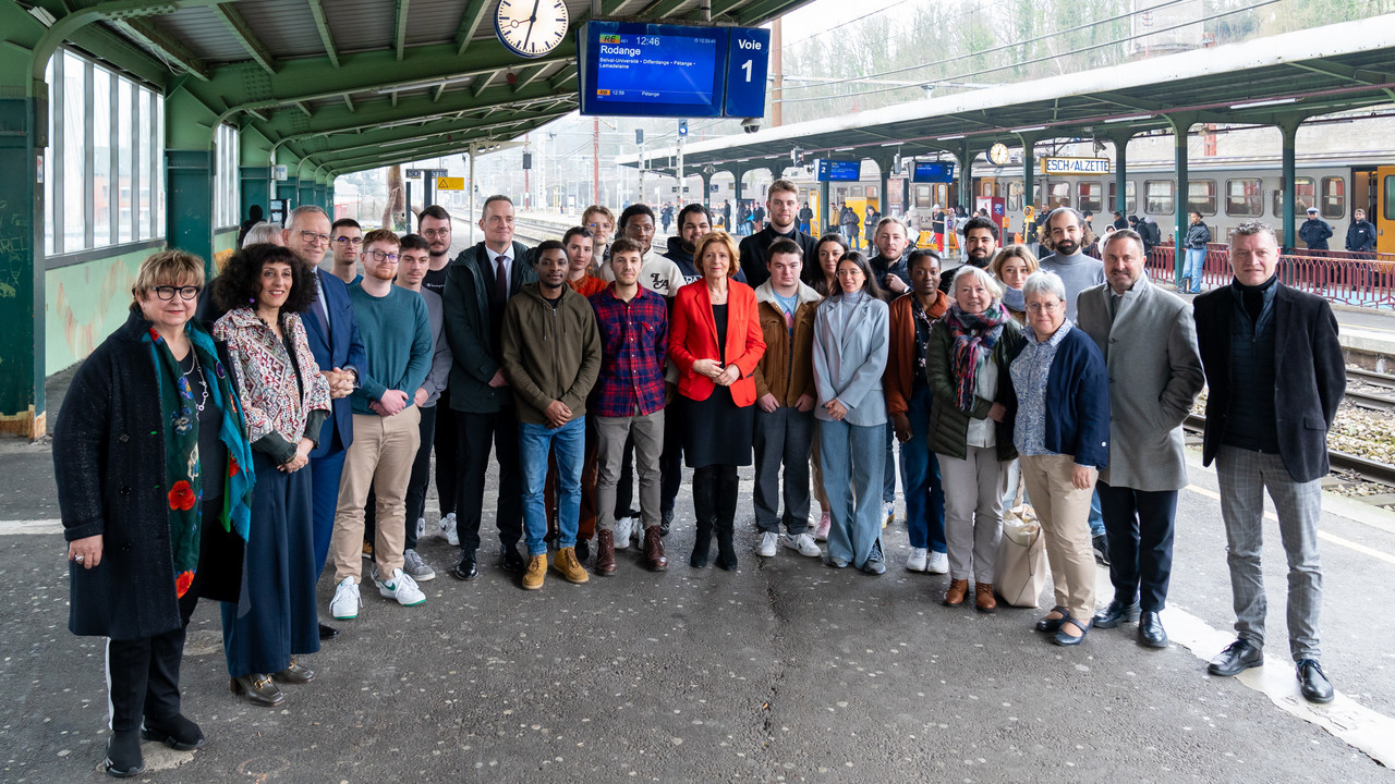 Ministerpräsidentin Malu Dreyer mit der Exekutive des Gipfels der Großregion und Studierenden der Université de Lorraine.