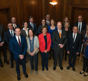 Die Landesregierung und die Unternehmensleitung und Geschäftsführung von Boehringer Ingelheim beim gemeinsamen Gespräch. 