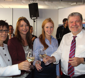 Ministerpräsident Kurt Beck mit seiner saarländischen Amtskollegin, Annegret Kramp-Karrenbauer, der Rheinhessischen Weinkönigin Ramona Diegel und der Deutschen Weinkönigin Julia Bertram; Bild: Benjamin Hilger / © Staatskanzlei