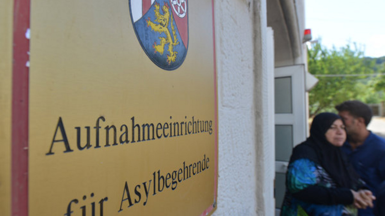 Schild der Aufnahmeeinrichtung für Asylbegehrende in Trier