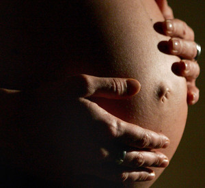 Bauch einer schwangeren Frau; Bild: dpa