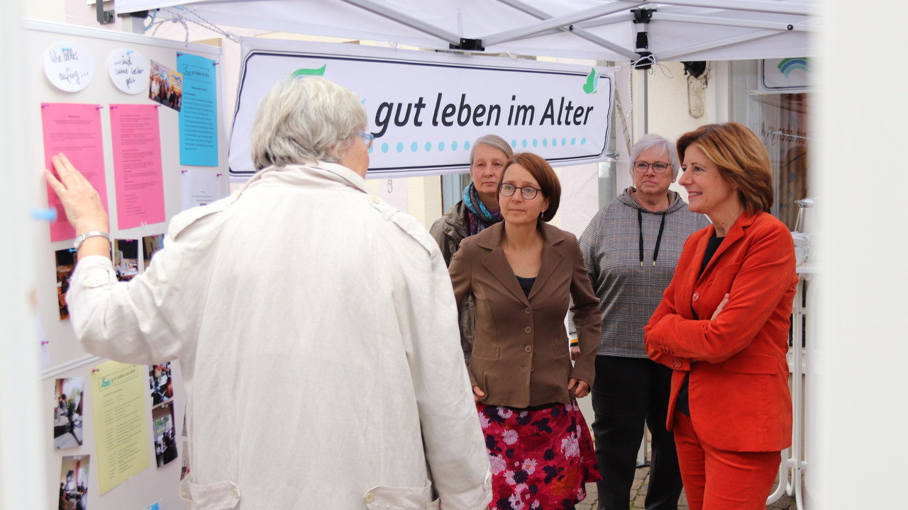Die Ehrenamtlichen von "So gut leben im Alter" erklären der Ministerpräsidentin ihre Arbeit.
