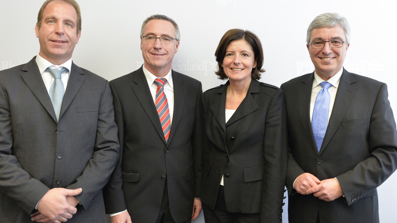 Ministerialdirektor Randolf Stich, Staatssekretär Günter Kern, Ministerpräsidentin Malu Dreyer und Innenminister Roger Lewentz; Bild: Peter Pulkowski / © Staatskanzlei
