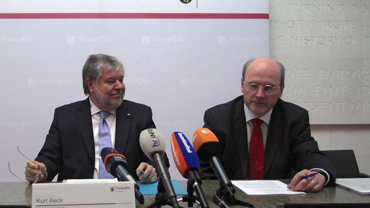 Ministerpräsident Kurt Beck und Prof. Dr. Karl-Eberhard Hain; Bild: von Erichsen