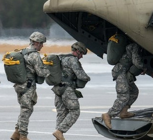Soldaten der US-Armee steigen in einen Transporthubschrauber; Bild: dpa