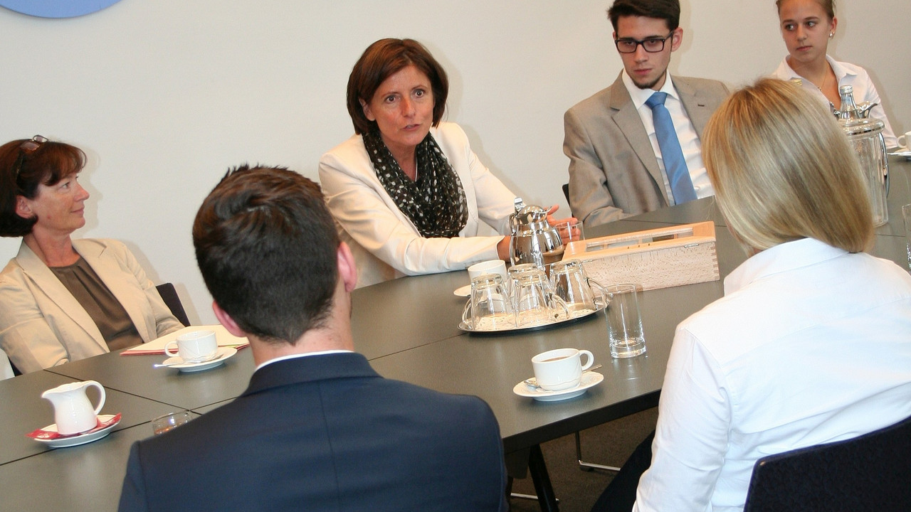 Schülerinnen und Schüler aus Speyer im Gespräch mit Ministerpräsidentin Dreyer; Bild: Staatskanzlei rlp