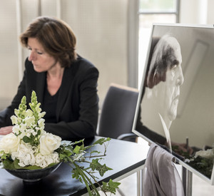 Malu Dreyer schreibt in das Kondolenzbuch für Helmut Kohl.