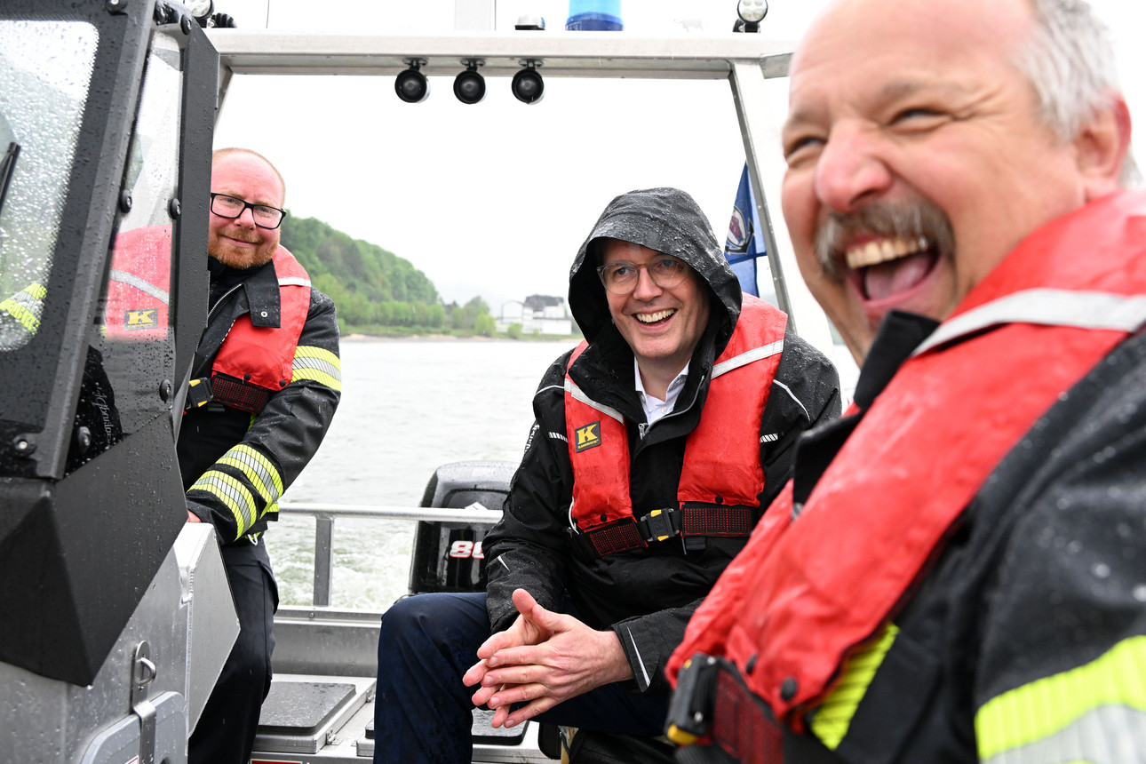 Ministerpräsident Alexander Schweitzer bei einer Bootsfahrt mit der Freiwilligen Feuerwehr in Kamp Bornhofen.