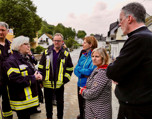 Ministerpräsidentin Malu Dreyer, Innenminister Michael Ebling und Klimaschutzministerin Katrin Eder bedanken sich bei Einsatzkräften in Hochwassergebieten