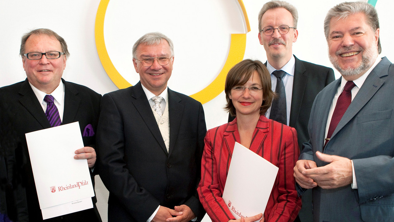 Urkundenüberreichung an Joachim Hofmann-Göttig, Walter Schumacher und Monika Fuhr; Bild: Bauer