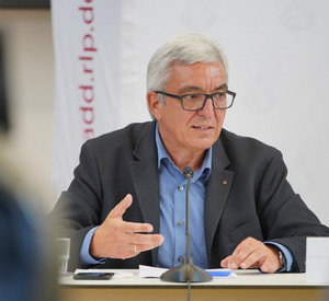 Innenminister Roger Lewentz bei einer Pressekonferenz