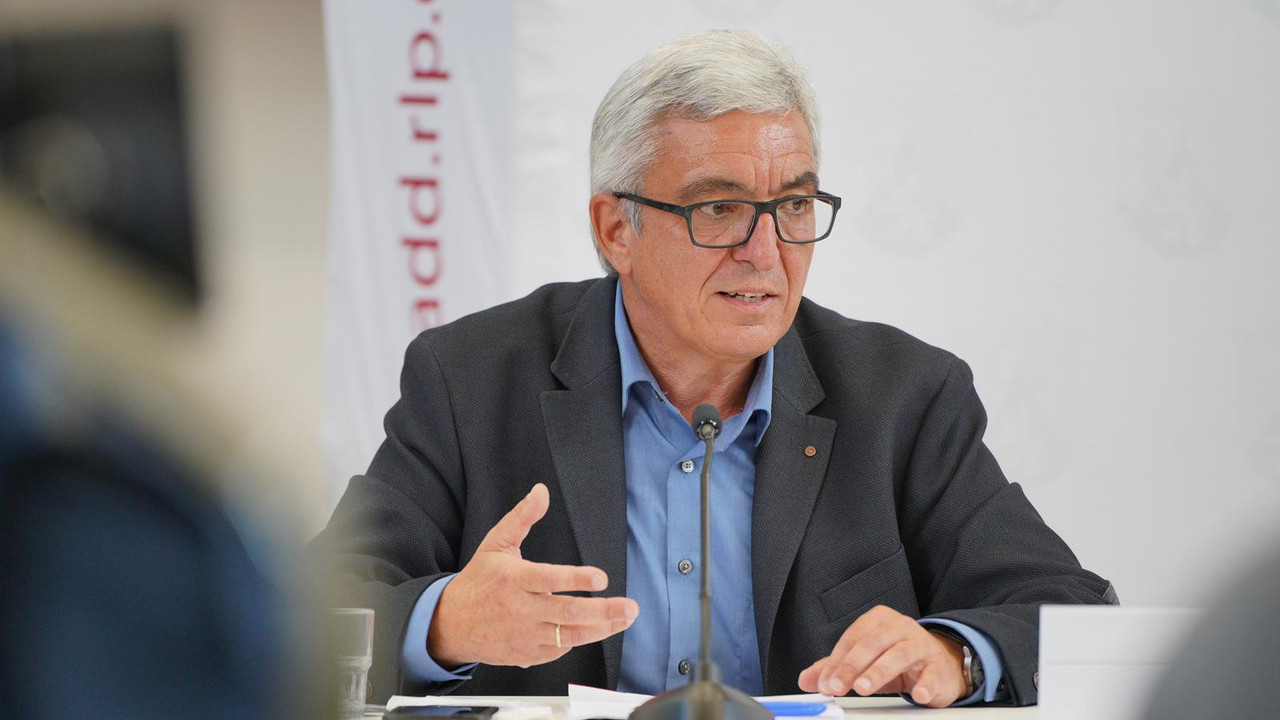 Innenminister Roger Lewentz bei einer Pressekonferenz