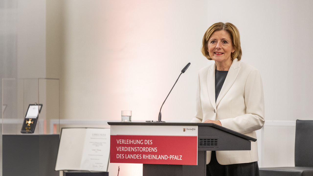 Ministerpräsidentin Malu Dreyer bei der Verleihung des 41. Landesverdienstordens.