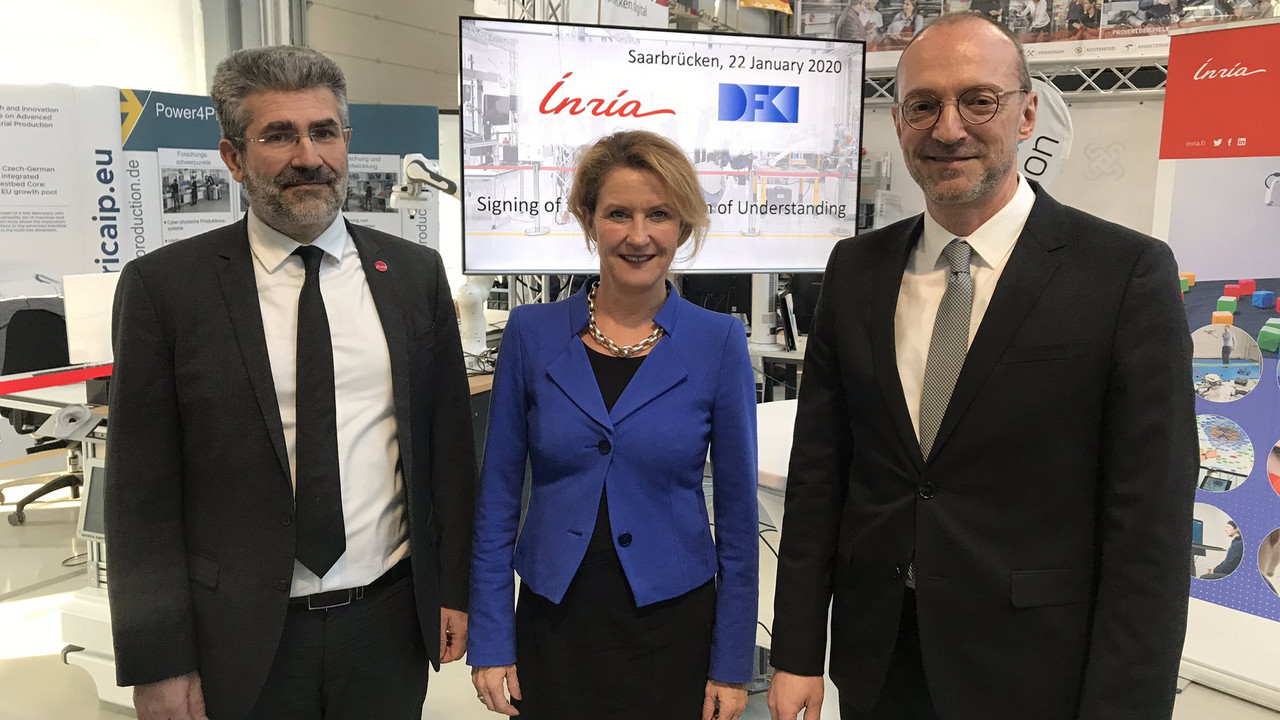 Staatssekretärin für Medien und Digitales Heike Raab bei der Unterzeichnung des Memorandum of Understanding im Bereich KI