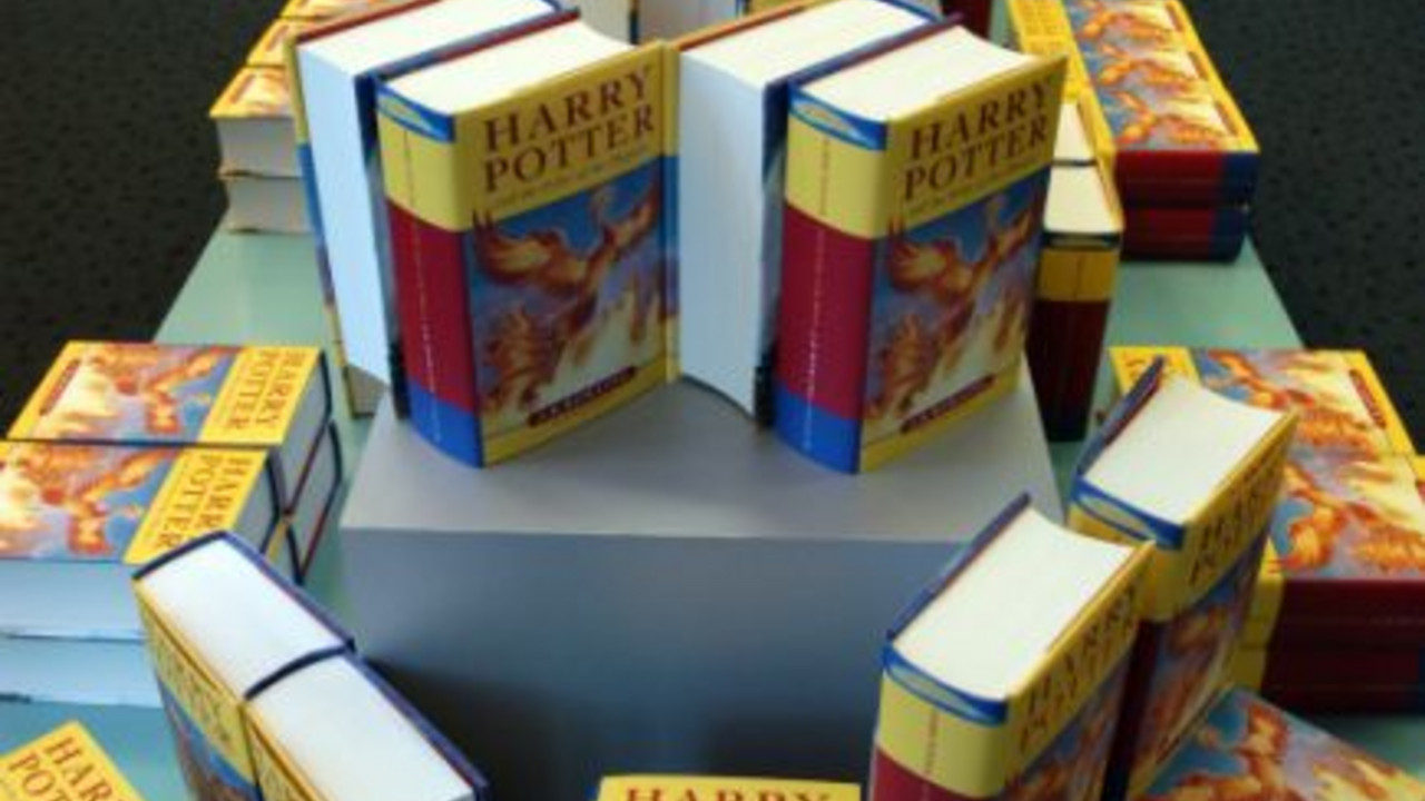 Büchertisch in Buchhandlung; Bild: dpa