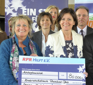Ministerpräsidentin Malu Dreyer überreichte als Schirmherrin von RPR1 Hilft e.V. die Spendenschecks in Mainz; Bilder: Peter Seydel
