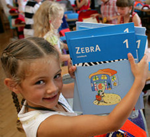 Mädchen mit Schulbüchern