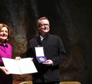 Ministerpräsidentin Malu Dreyer verleiht die Carl-Zuckmayer-Medaille an Matthias Brandt.