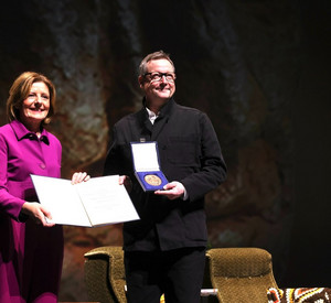 Ministerpräsidentin Malu Dreyer verleiht die Carl-Zuckmayer-Medaille an Matthias Brandt.