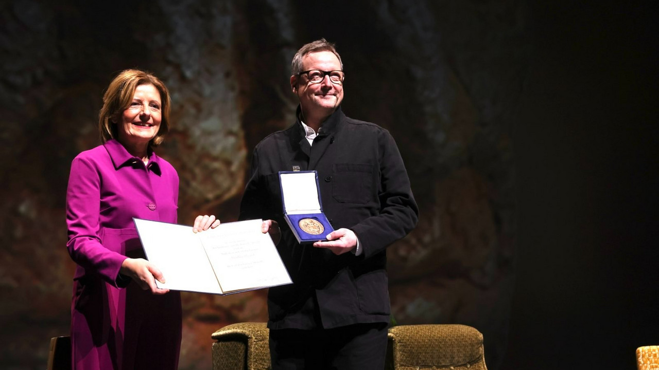 Ministerpräsidentin Malu Dreyer verleiht die Carl-Zuckmayer-Medaille an Matthias Brandt.