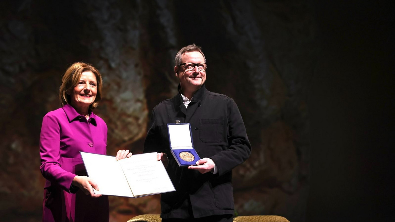 Ministerpräsidentin Malu Dreyer verleiht die Carl-Zuckmayer-Medaille an Matthias Brandt.