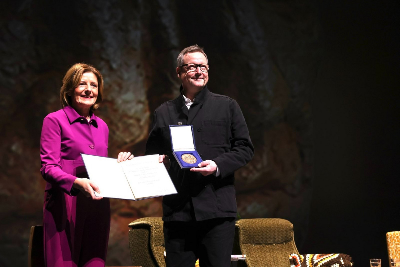 Ministerpräsidentin Malu Dreyer verleiht die Carl-Zuckmayer-Medaille an Matthias Brandt.