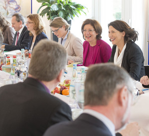 Treffen der Teilnehmerinnen und Teilnehmer am Ovalen Tisch im Gästehaus der Landesregierung