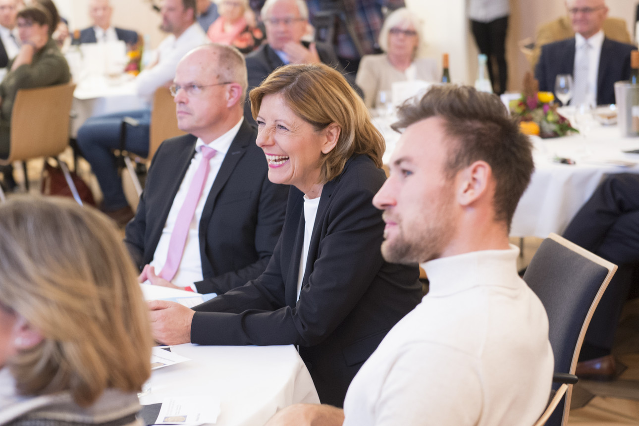 Ministerpräsidentin Malu Dreyer und Sportler Niklas Kaul im Publikum