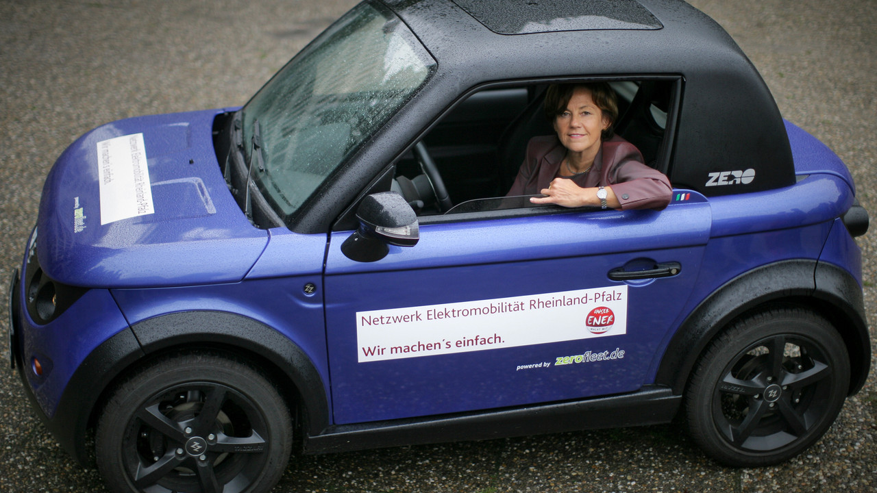 Ministerin Conrad im Elektroauto; Bild: dpa