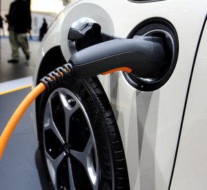 Elektrofahrzeug mit Ladekabel; Bild: dpa