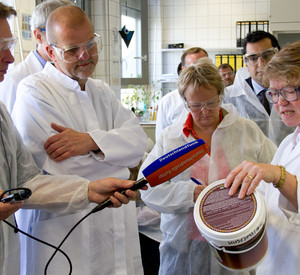 Verbraucherschutzminister Jochen Hartloff bei seinem Besuch im Landesuntersuchungsamt (LUA) in Trier; Bild: MJV