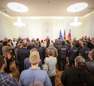 Ministerpräsidentin Malu Dreyer hat Landesbedienstete, die sich in der Flüchtlingshilfe engagieren, in die Staatskanzlei eingeladen