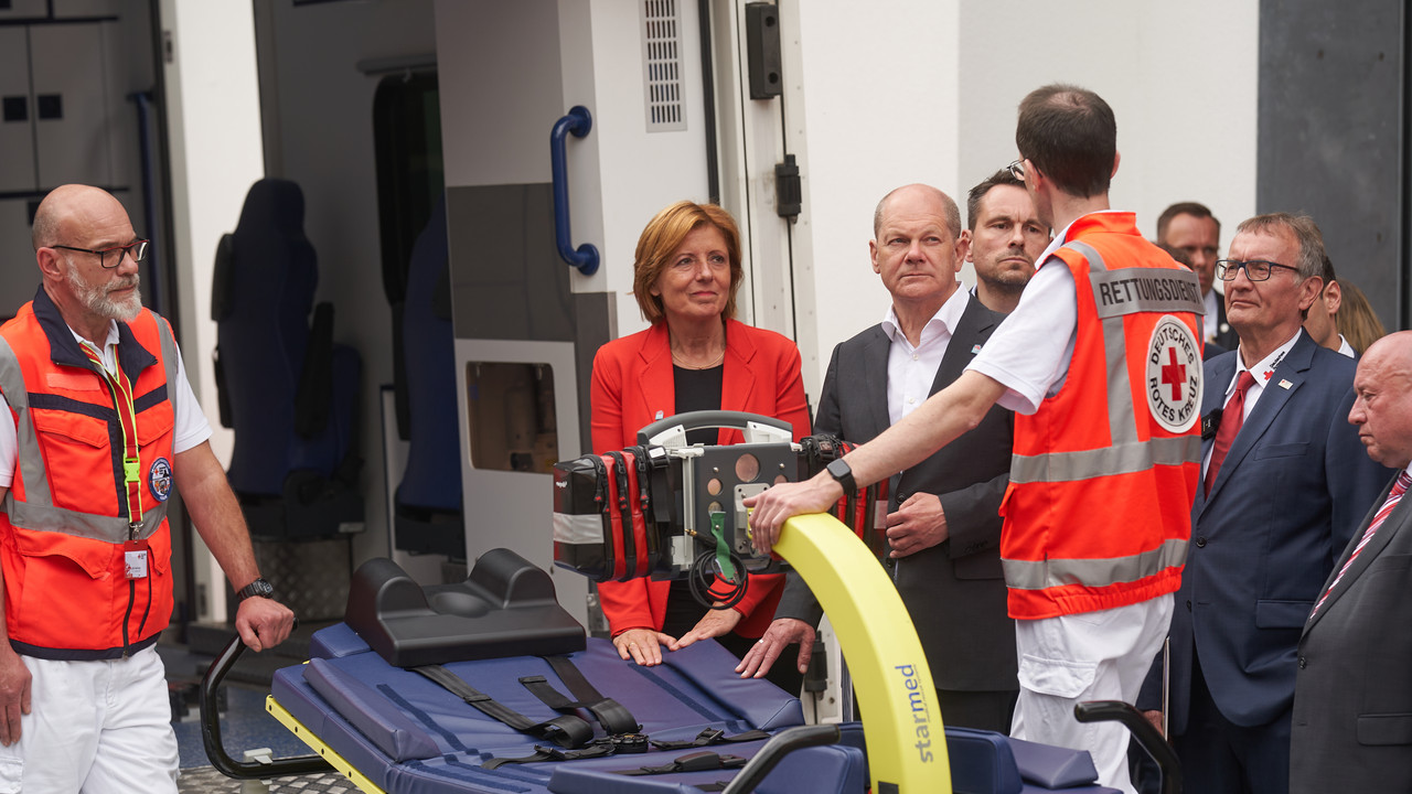 In Rheinland-Pfalz gibt es 5 Intensiv-Transportwagen (ITW). Hier erläutert das Team des ITW in Koblenz dessen Funktionen dem Bundeskanzler und der Ministerpräsidentin.