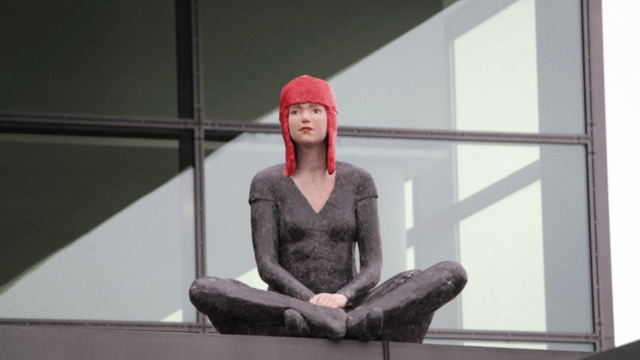 Figur auf dem Eingang der Rheingoldhalle