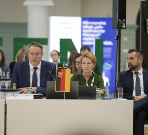 Ministerpräsident Alexander Schweitzer, Staatssekretärin Heike Raab und der Chef der Staatskanzlei Fedor Ruhose während der Ministerpräsidentenkonferenz in Leipzig.