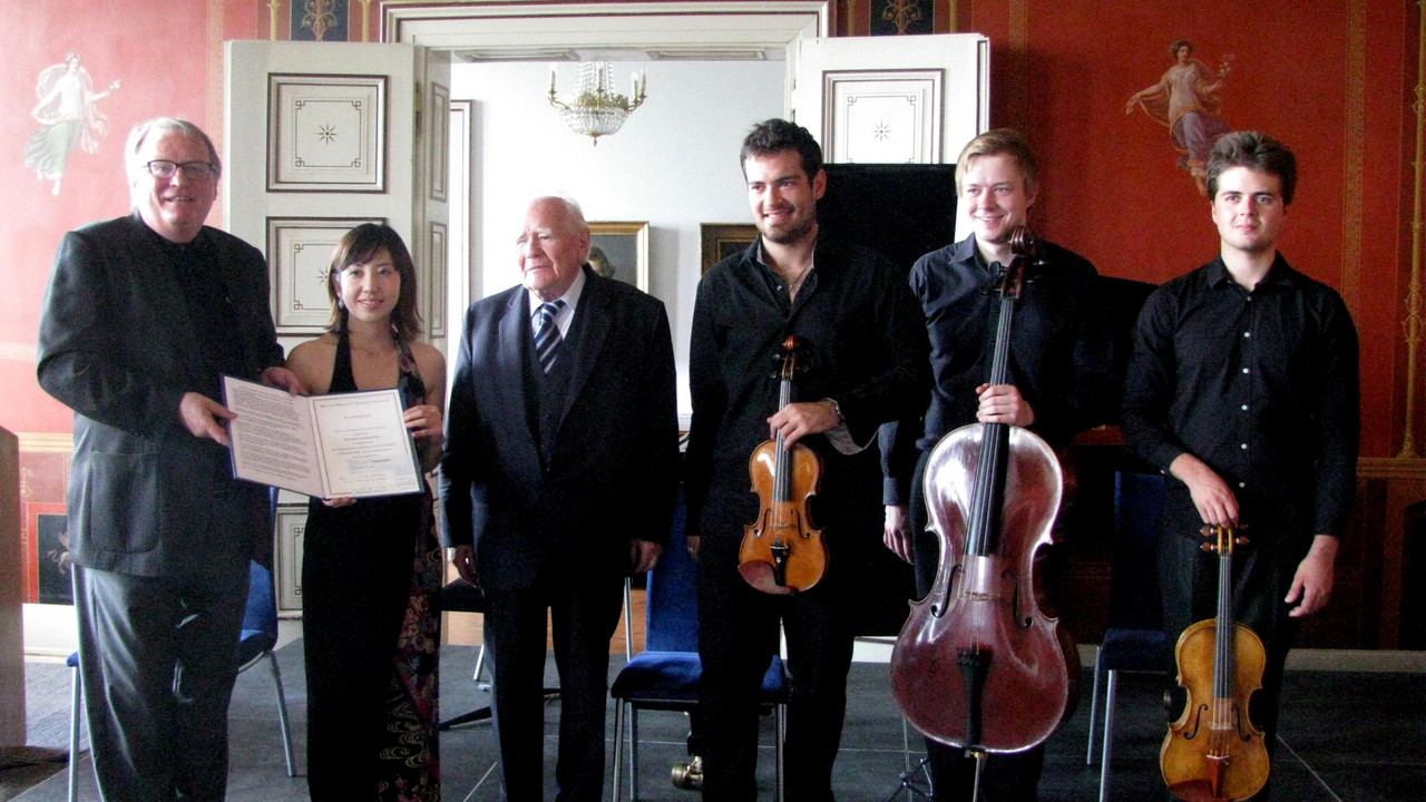 Vier Stipendiaten der Villa Musica bewiesen bei der Preisverleihung ihr solistisches Können:  Bratschist Adrien Boisseau, Cellist Daniel Wachsmuth, Geiger Marc Bouchkov und Pianistin Sefuri Numi (v.r.) mit  Stiftungsgründer Dr. Berthold Roland und Staat
