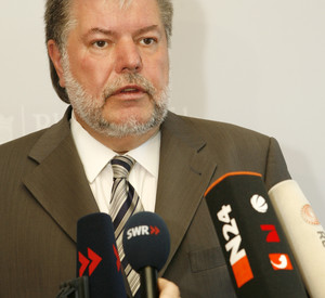 Beck gibt Presse-Statement; Bild: Melanie Bauer