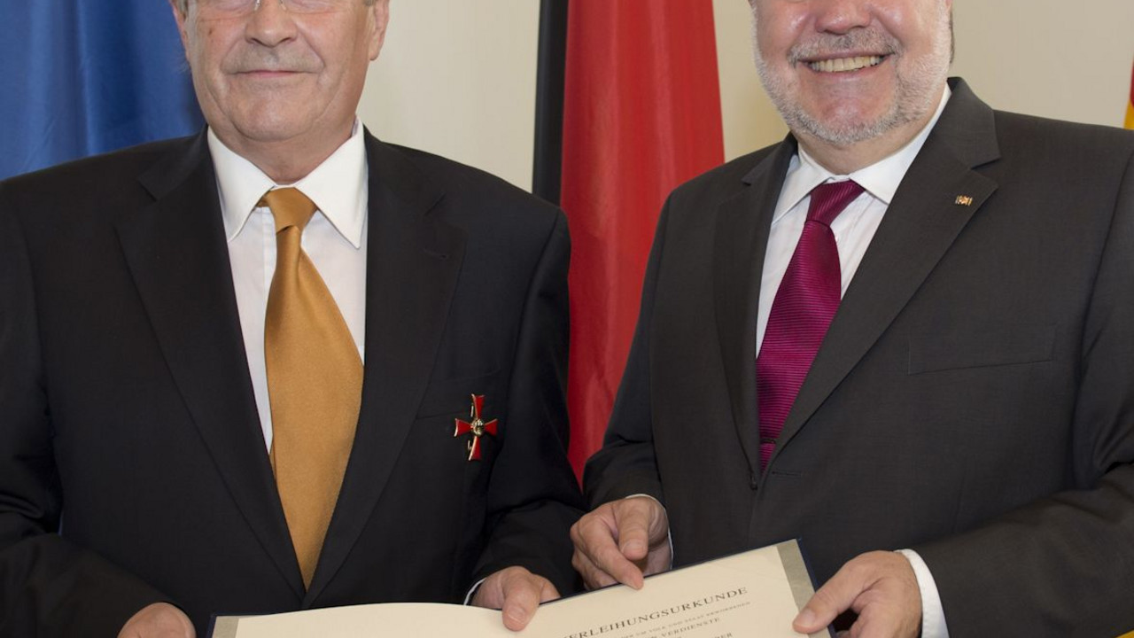 Ministerpräsident Beck hat Hans Otto Streuber das Bundesverdienstkreuz überreicht; Bild: Peter Pulkowski / © Staatskanzlei