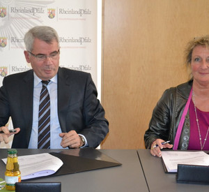 Der Mainzer Polizeipräsident Karl-Heinz Weber und Integrationsministerin Irene Alt unterzeichnen einen Kooperationsvertrag für „Vielfalt in der Polizei".  Bild: www.mifkjf.rlp.de