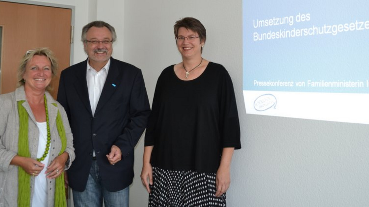 Ministerin Irene Alt, Jürgen May, Abteilungsleiter für den „Guten Start ins Kinderleben“ im Jugendamt Ludwigshafen, und Dr. Barbara Filsinger, Chefärztin der Geburtsklinik am St. Marien- und St. Annastiftskrankenhaus Ludwigshafen, bei der Pressekon