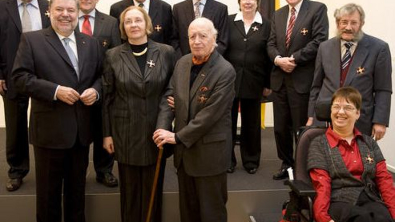 Ministerpräsident Kurt Beck und die Ordesträger 2009; Bild: view