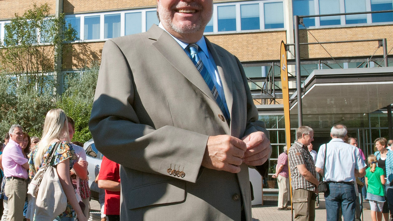 Ministerpräsident Kurt Beck vor dem Opelwerk in Kaiserslautern; Bild: view/Staatskanzlei